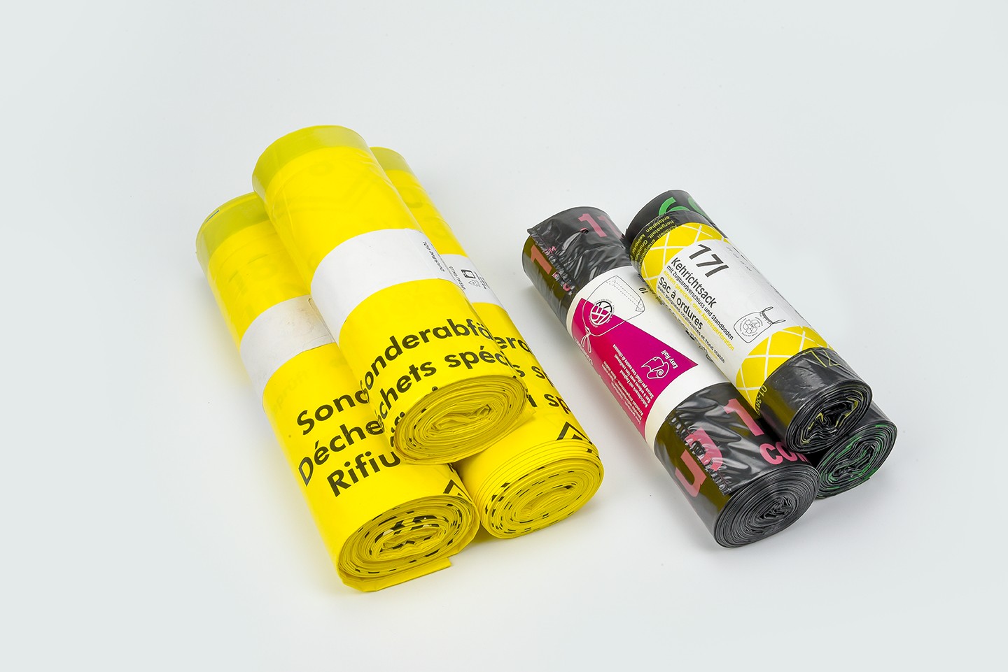 Draw-tape bags on roll
